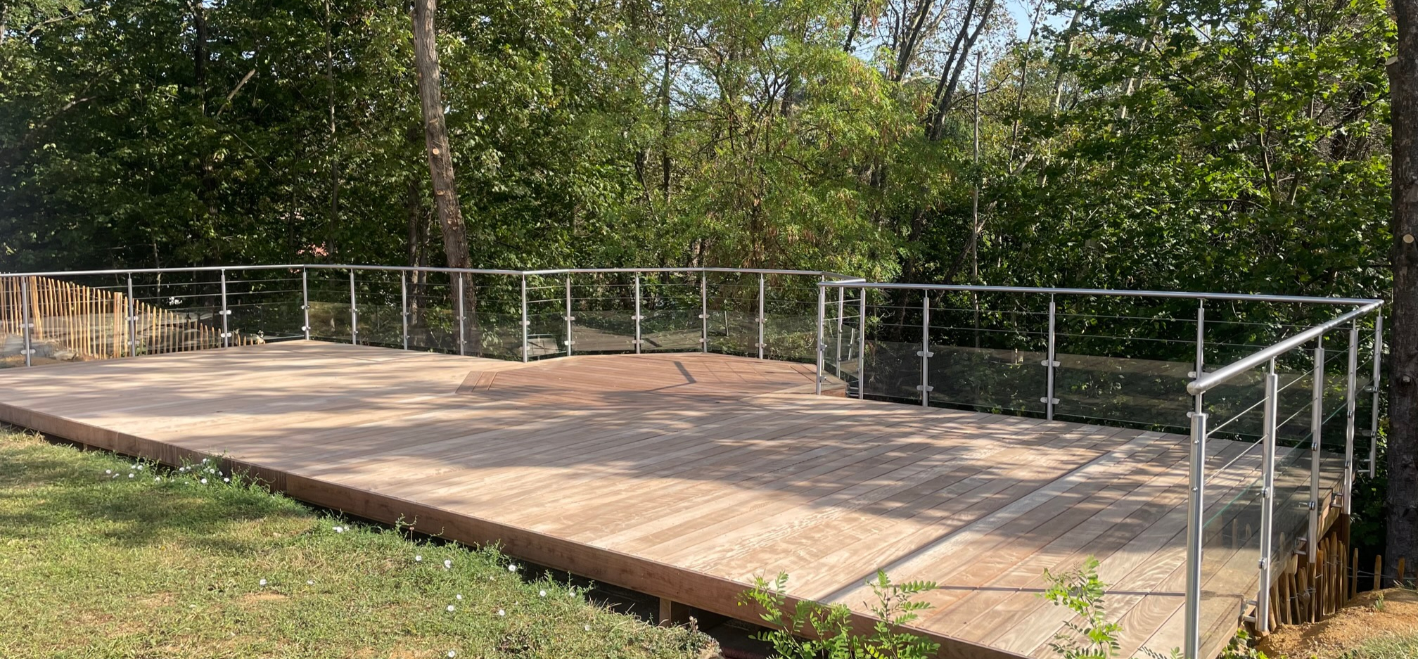 Garde-corps en câble, verre et inox installé sur une terrasse en bois à Craponne
