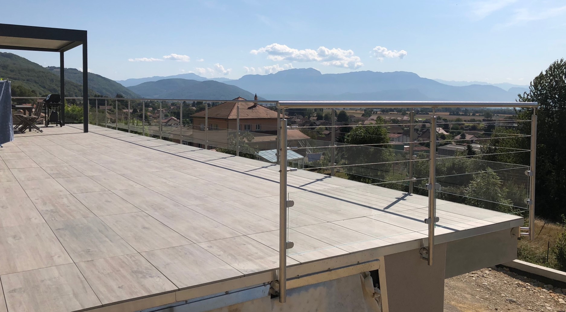 Garde-corps extérieur en câble, verre et inox installé sur une terrasse à Chambéry