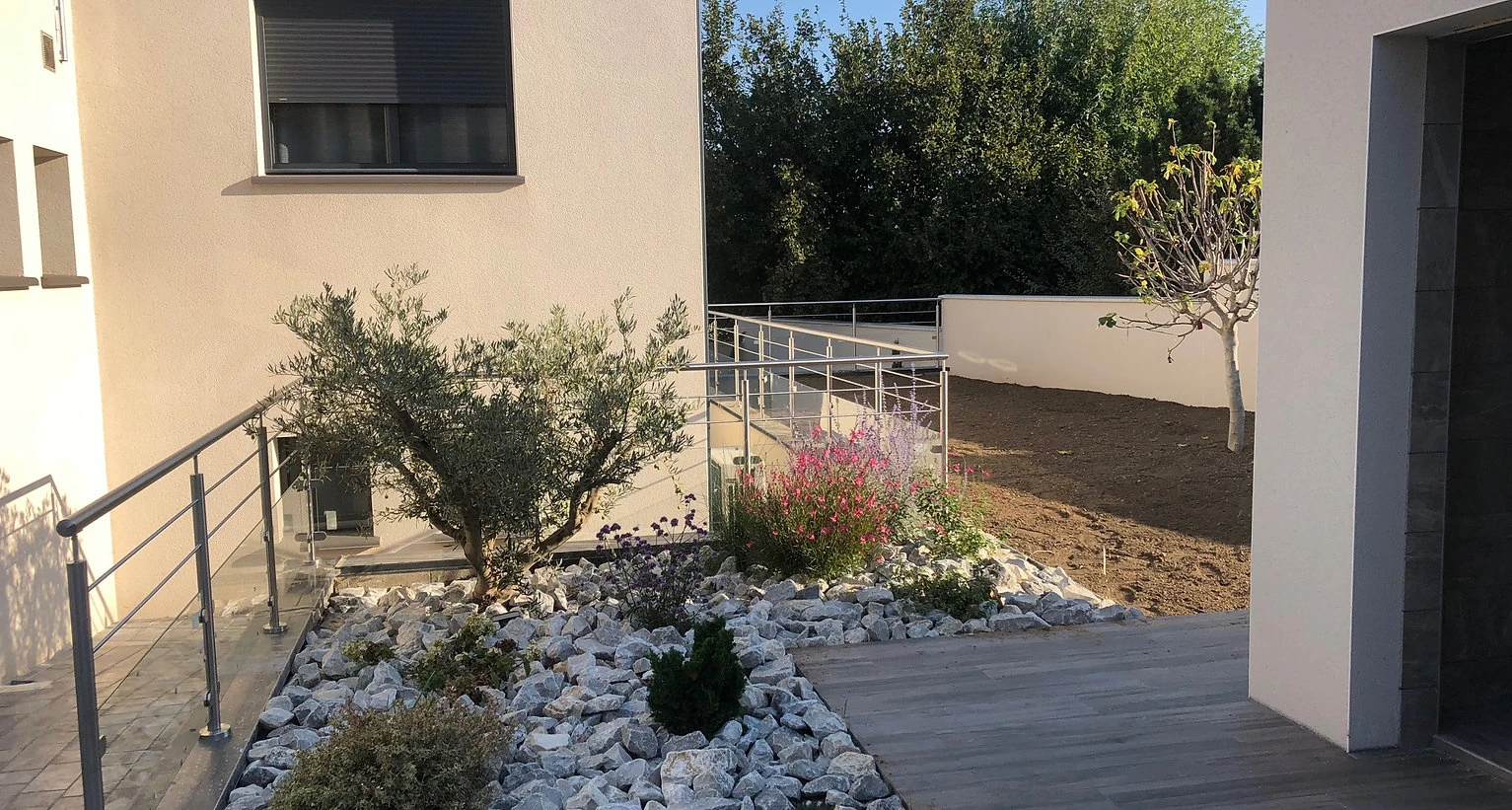 Garde-corps extérieur en inox et verre installé sur une terrasse à Genas