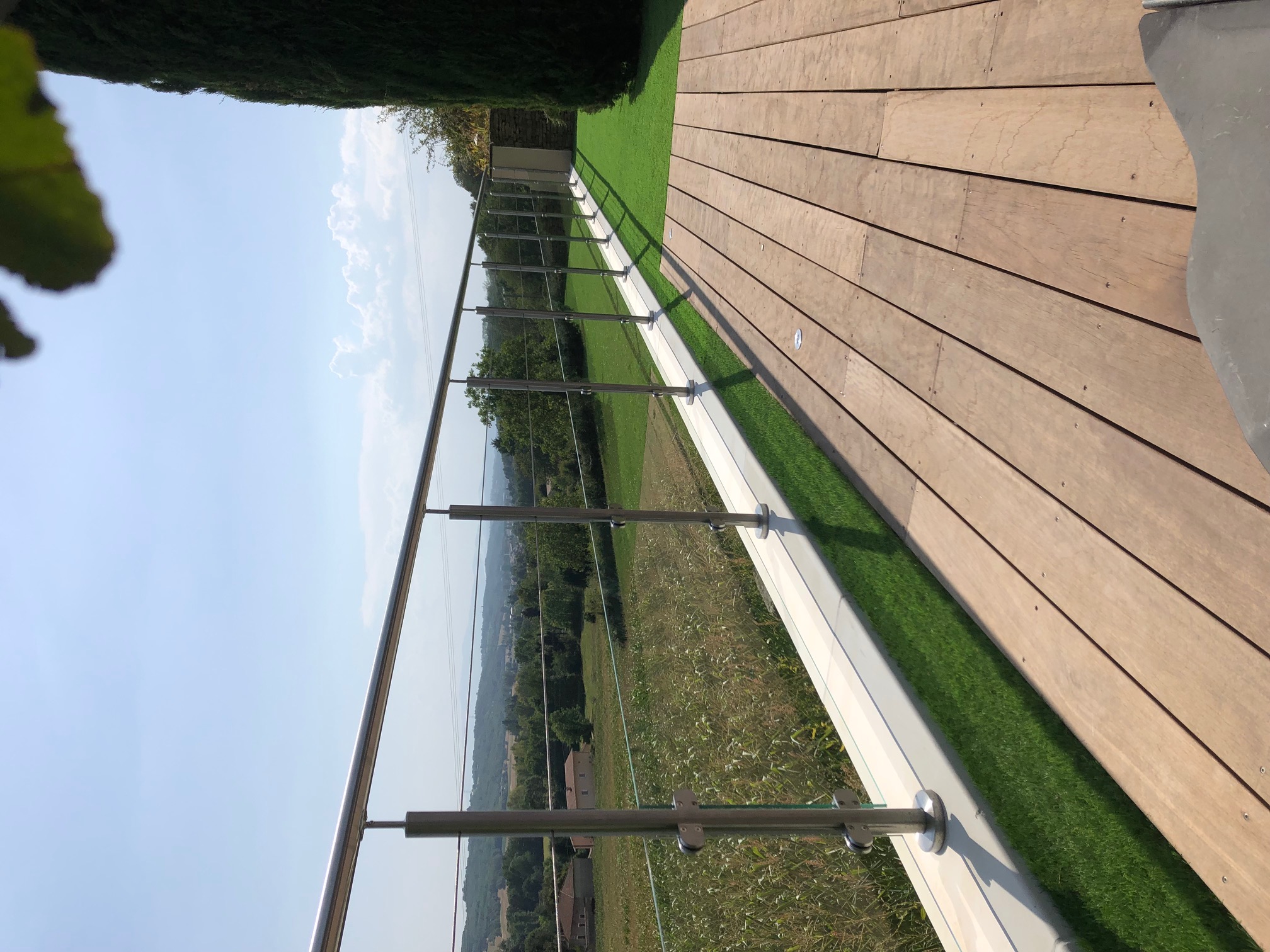 Garde-corps extérieur en verre et câble inox posé sur une terrasse à Vienne