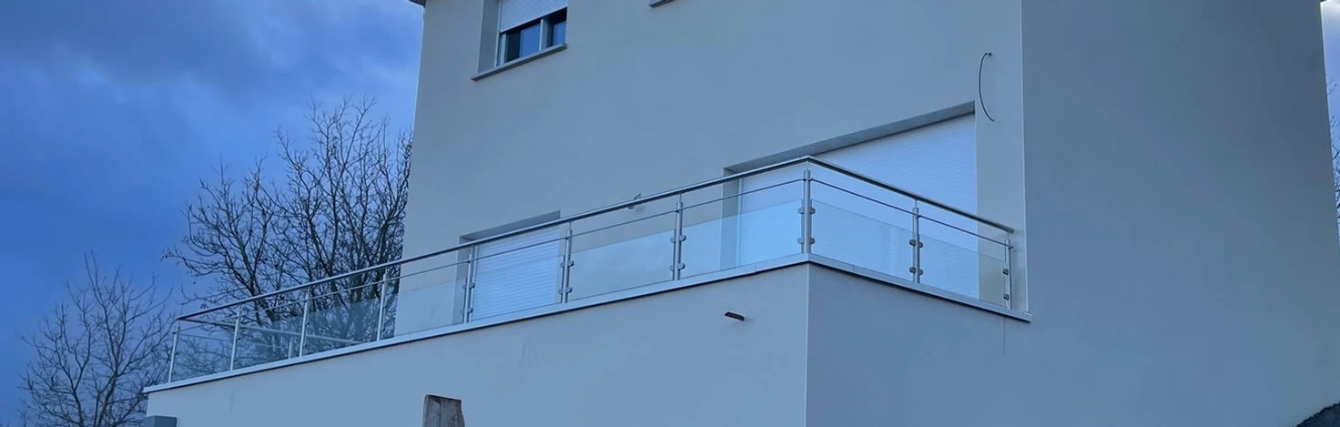 Fabrication et pose d’un garde-corps en verre sur mesure pour un balcon à Lyon
