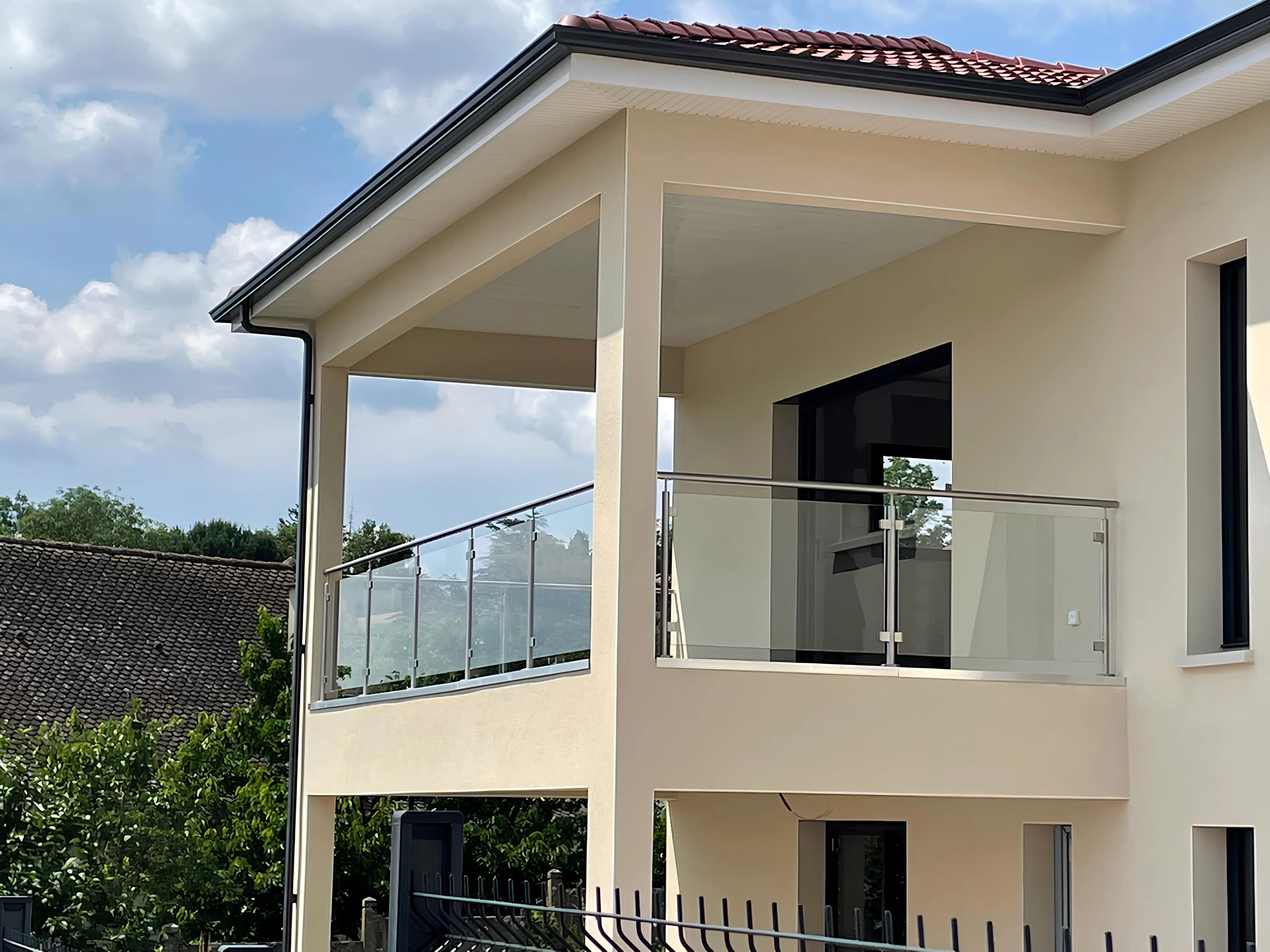 Rambarde en verre et inox suivant le pourtour d’un balcon à Mâcon
