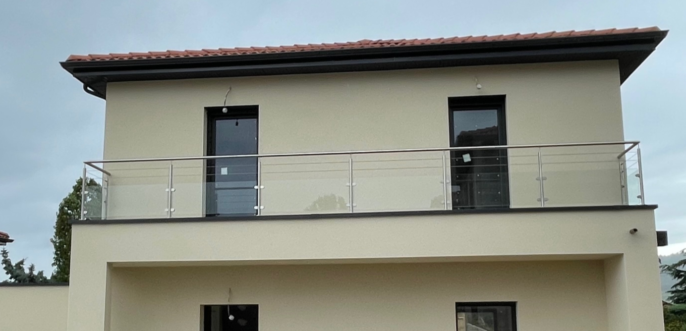 Garde-corps en verre, câble et inox sur le balcon d’une maison neuve à Francheville