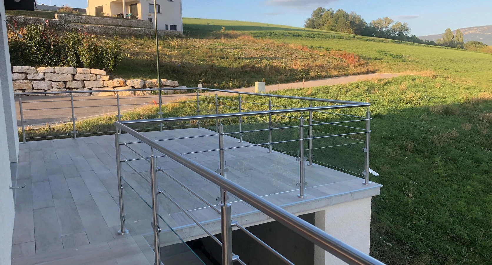 Garde-corps extérieur en inox et verre installé sur une terrasse à Ambérieu-en-Bugey