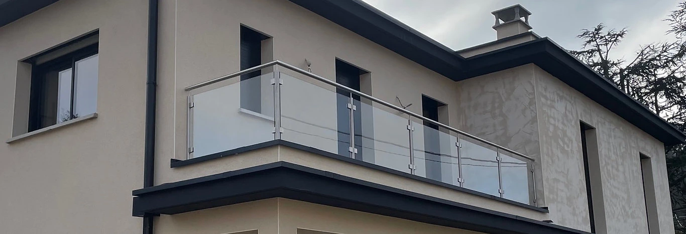 Balustrade en verre et inox installée sur un balcon à Villefranche-sur-Saône
