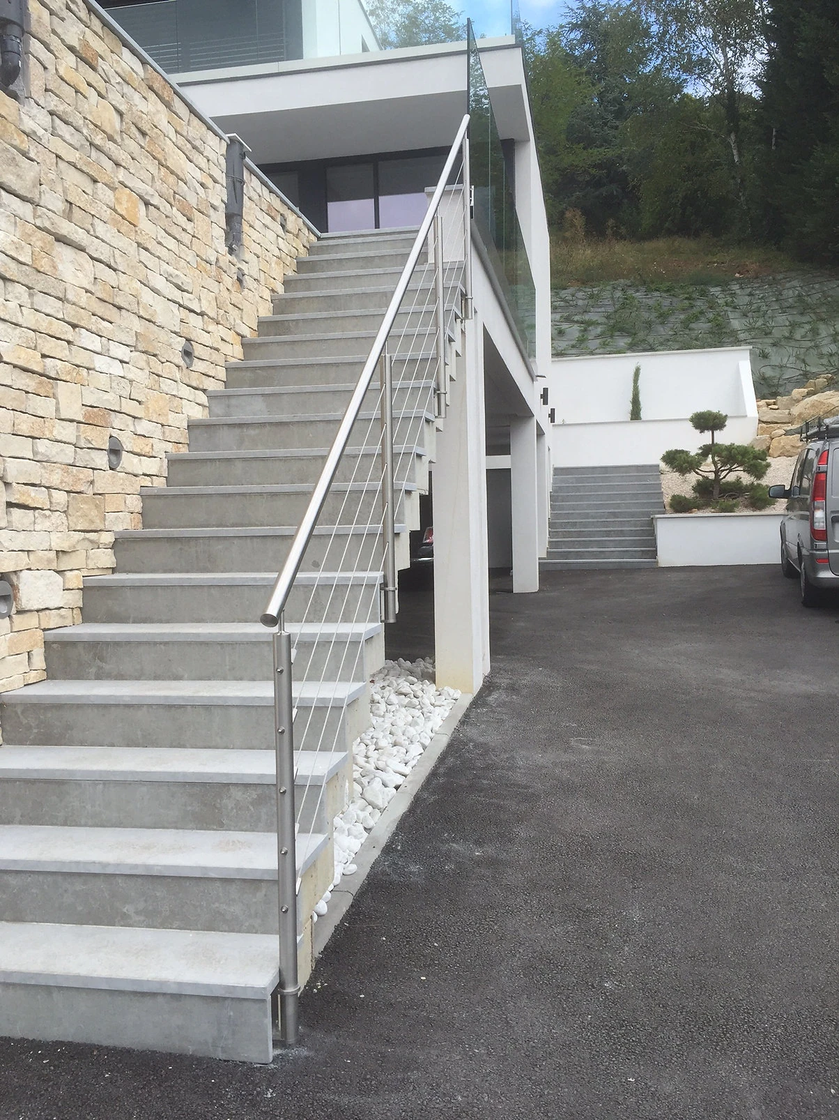 Rampe d’escalier avec câbles inox réalisée à Mions