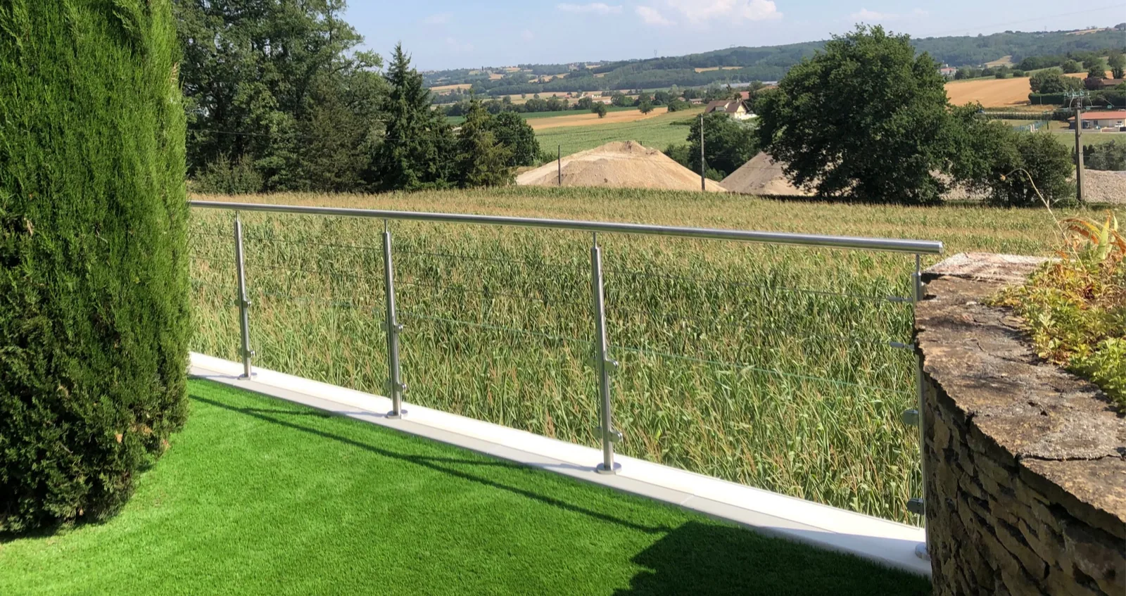 Détail d’une platine inox et des ancrages d’un garde-corps sur béton