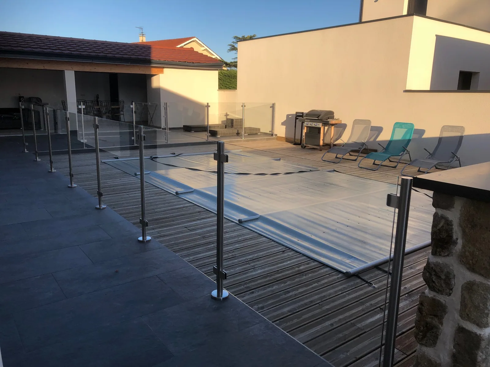 Différence entre un garde-corps antichute et une barrière de sécurité de piscine Différence entre un garde-corps antichute et une barrière de sécurité de piscine