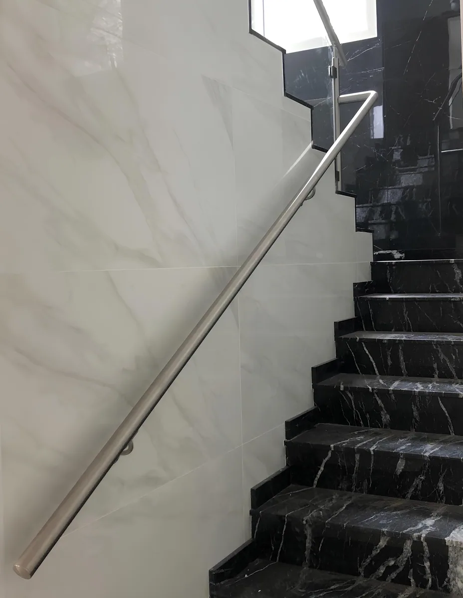 Schéma d’une main courante d’escalier accessible entre 80 cm et 1 m Schéma d’une main courante d’escalier accessible entre 80 cm et 1 m