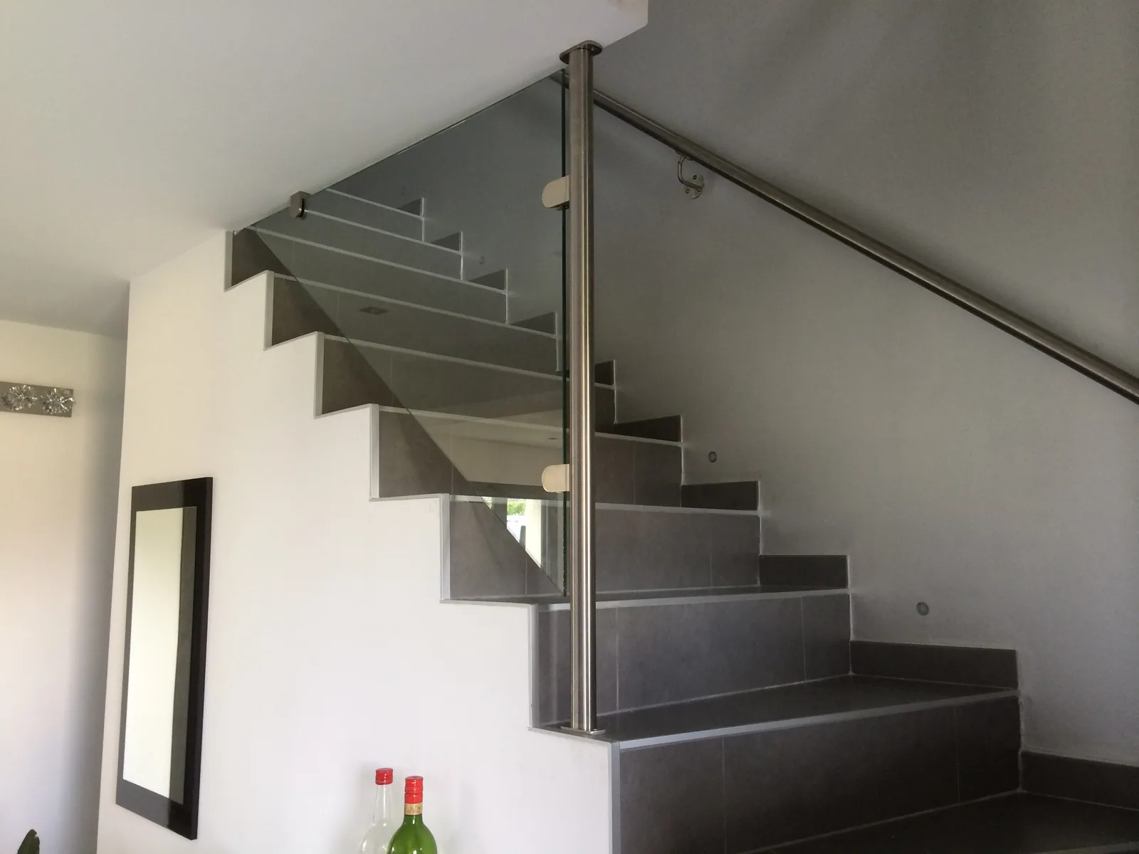 Garde-corps en verre installé dans un escalier intérieur