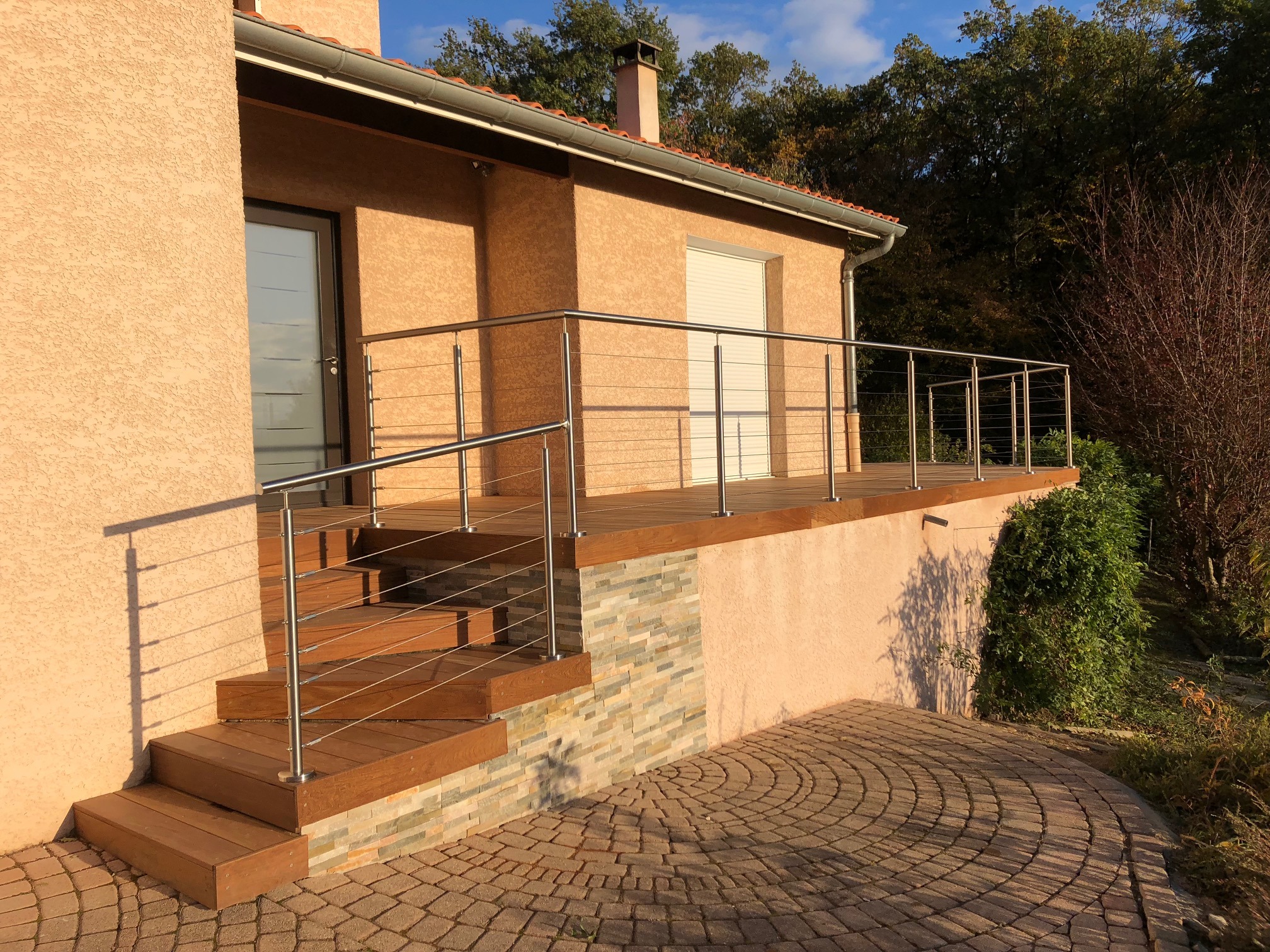 Vue d’une balustrade en inox 304 à câbles pour terrasse bois. Fabrication d’une balustrade en inox 304 à câbles tendus pour terrasse bois, sur montants inox