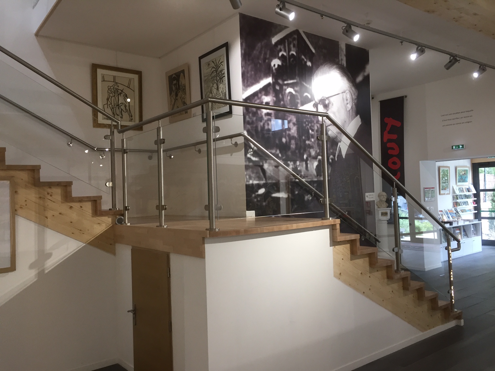 Aperçu d’un garde-corps en verre pour escalier intérieur, avec panneaux vitrés. Garde-corps en verre feuilleté 44/2 pour escalier intérieur, sur embase de fixation horizontale et avec pinces inox et panneaux vitrés