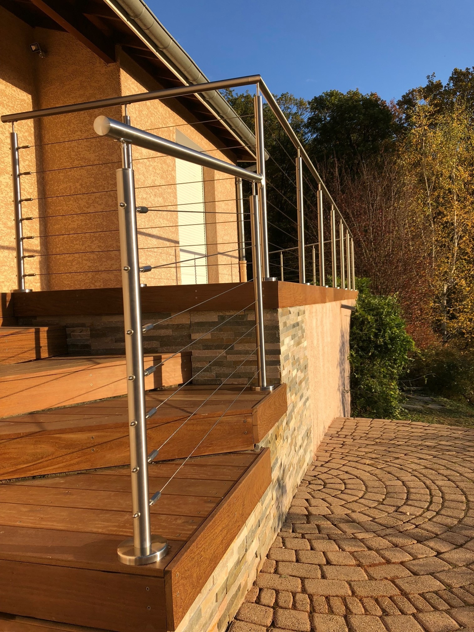 Aperçu d’un garde-corps en inox à câbles pour terrasse bois, conçu pour résister en extérieur. Installation d’un garde-corps en inox brossé à câbles pour terrasse bois, résistant en extérieur et avec structure en tube inox