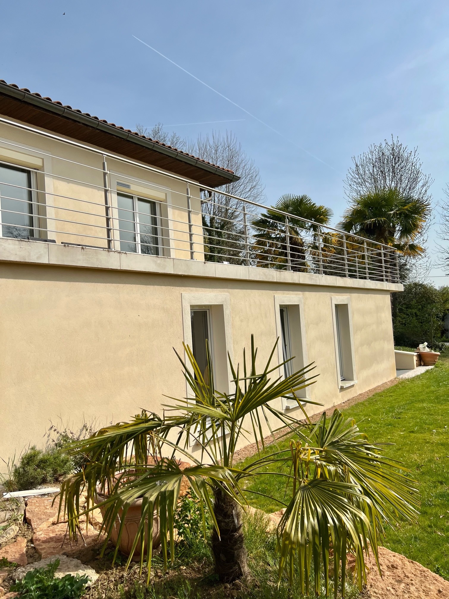 Aperçu d’un garde-corps en inox à lisses pour terrasse, prévu pour l’extérieur. Garde-corps en inox brossé à lisses horizontales posé sur une terrasse, en extérieur et sur montants inox