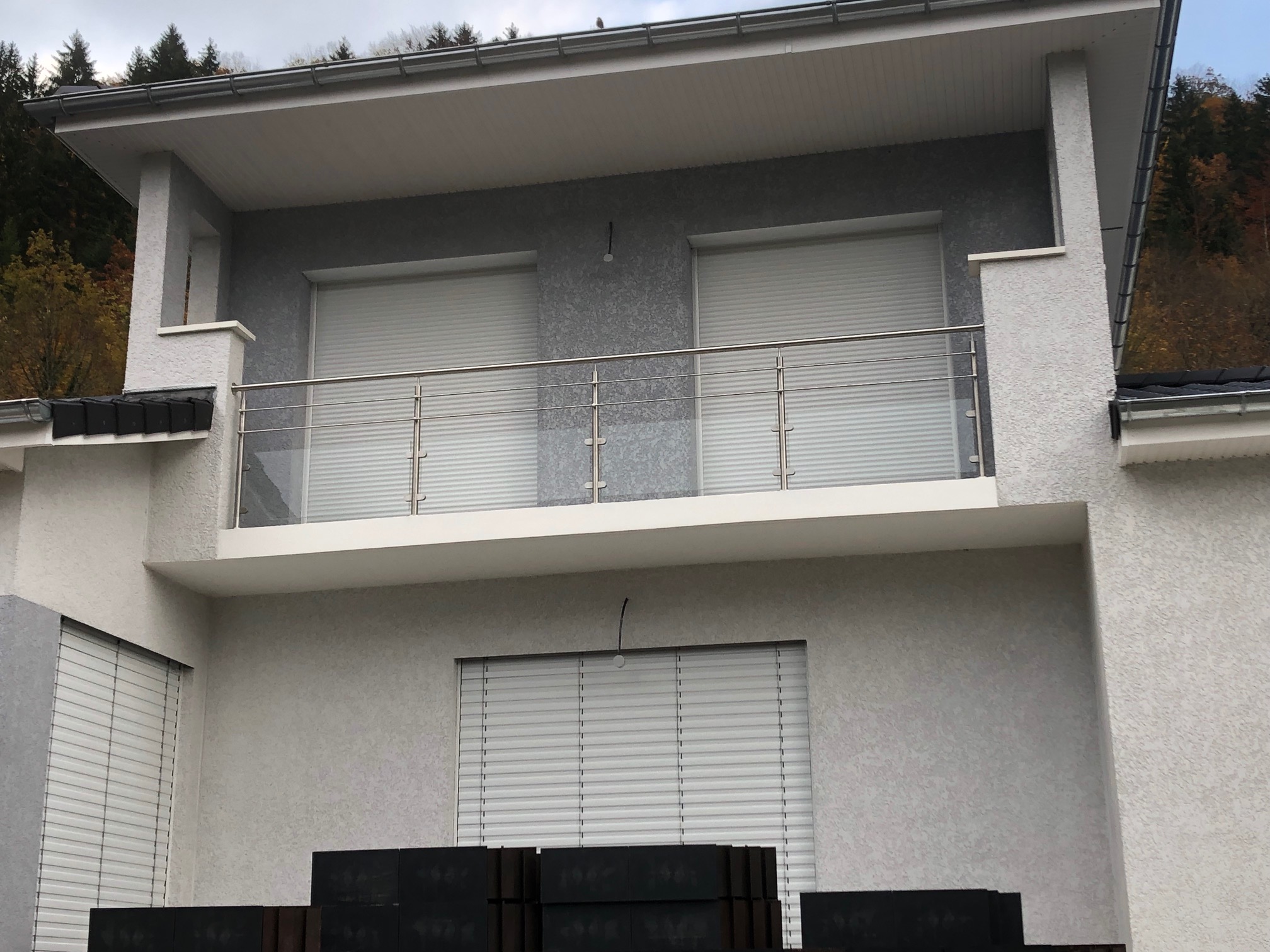 Garde-corps en verre et lisses inox pour balcon Garde-corps en verre et lisses inox devant les ouvertures d’un balcon