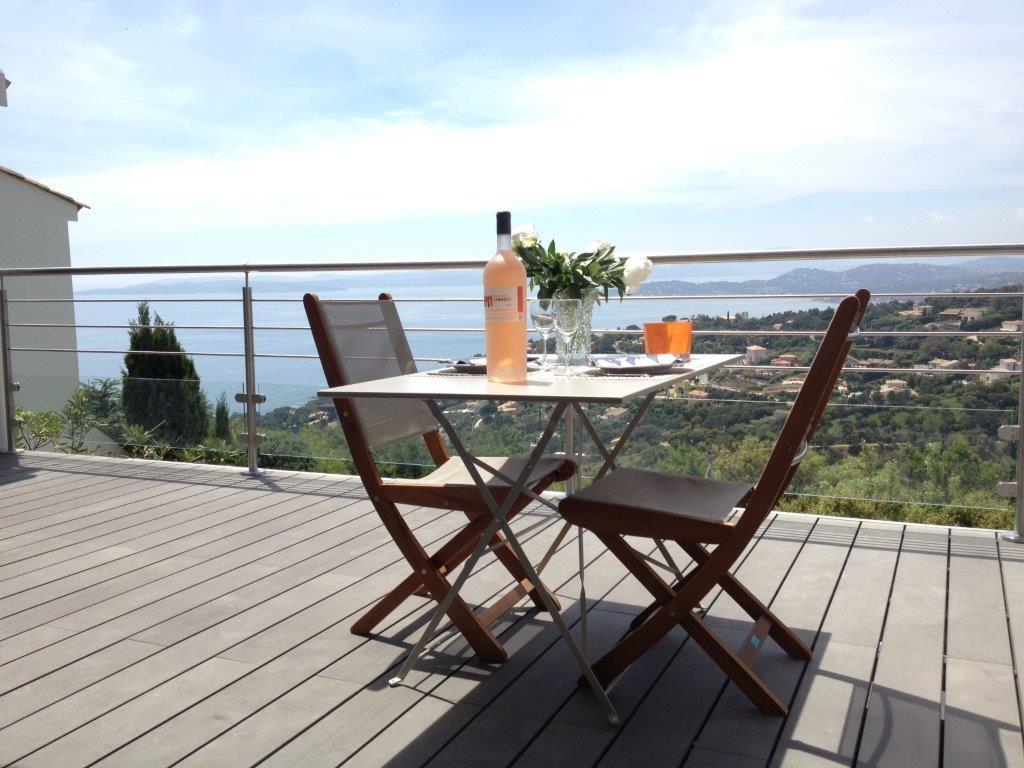 Aperçu d’un garde-corps en verre et lisses inox pour terrasse bois, prévu pour l’extérieur. Garde-corps en verre et lisses inox posé sur une terrasse bois, en extérieur et avec remplissage à lisses