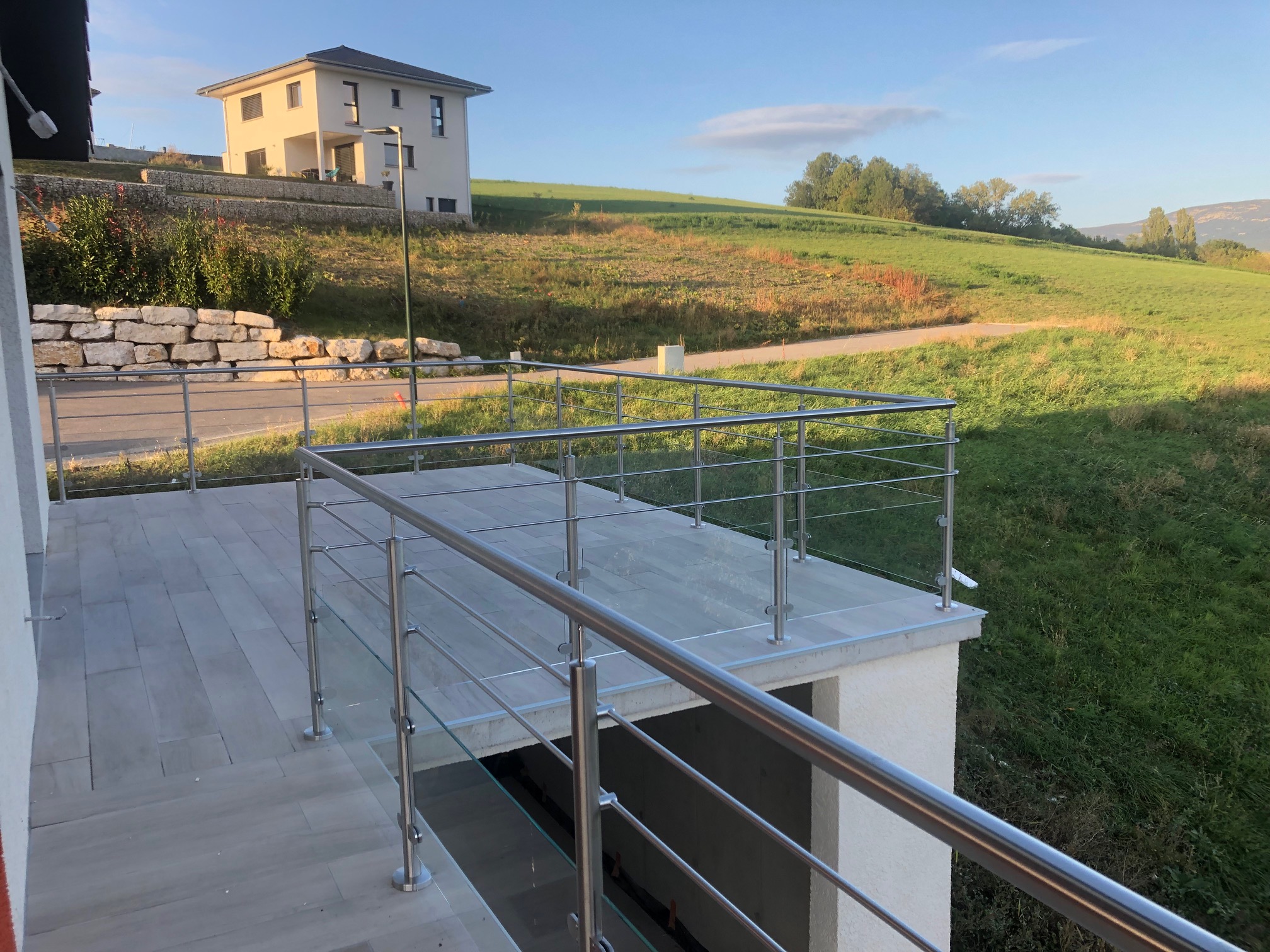 Garde-corps fabriqué en verre 8,76 mm et lisses en inox 304 pour terrasse carrelée