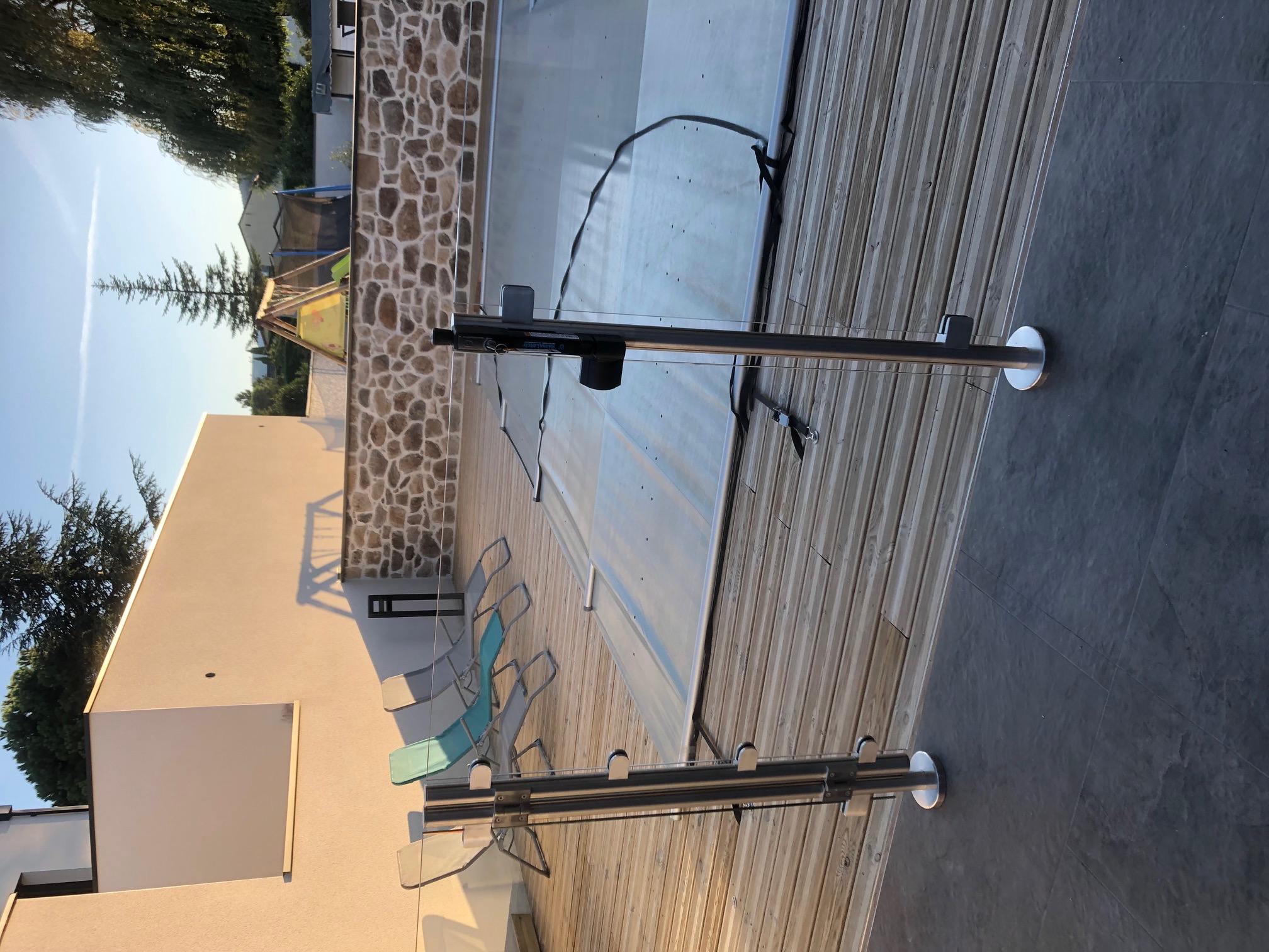 Aperçu d’un portillon en verre trempé pour piscine avec norme NF P90-306. Portillon en verre trempé 8,76 mm aux abords de piscine avec norme NF P90-306, en extérieur et résistant au chlore