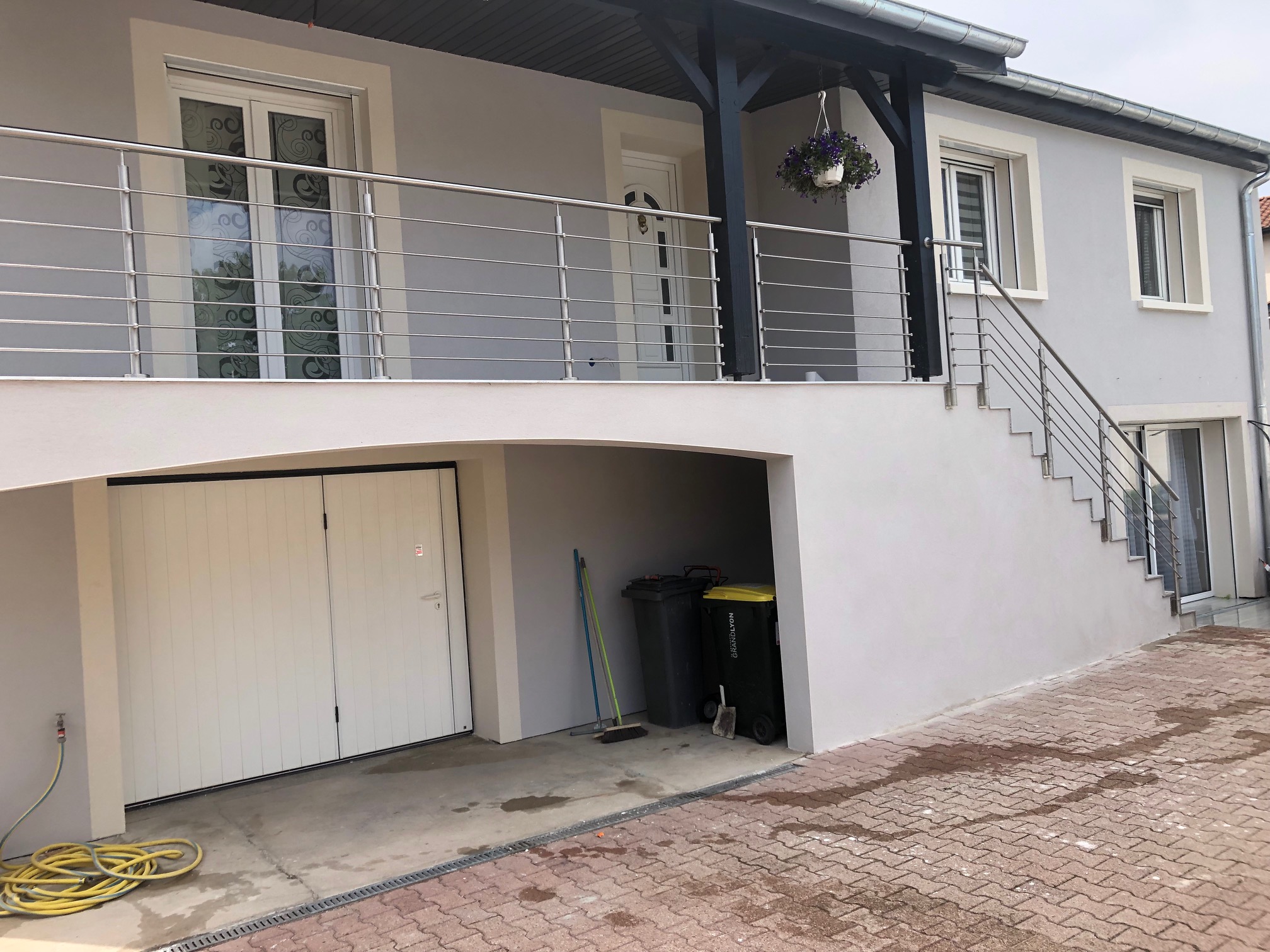 Vue d’une rambarde en inox à lisses pour balcon, au design moderne. Rambarde en inox à lisses pour balcon, en extérieur, avec remplissage à lisses et au design moderne