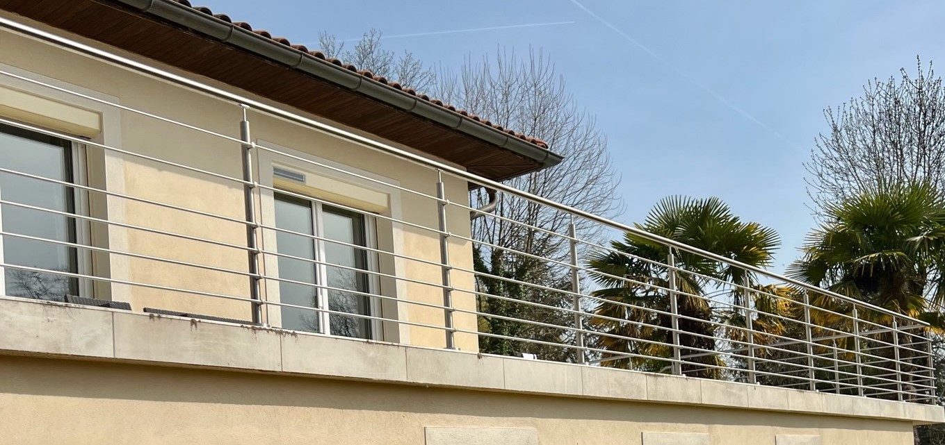 Rambarde en inox 316 à lisses installée sur une terrasse carrelée, en pose à la française et avec structure sur poteaux et tubes inox horizontaux